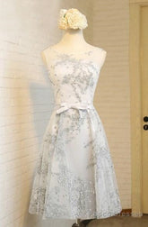 A-Line Boat Neck Knee-Length Tulle Homecoming Dress With Applique