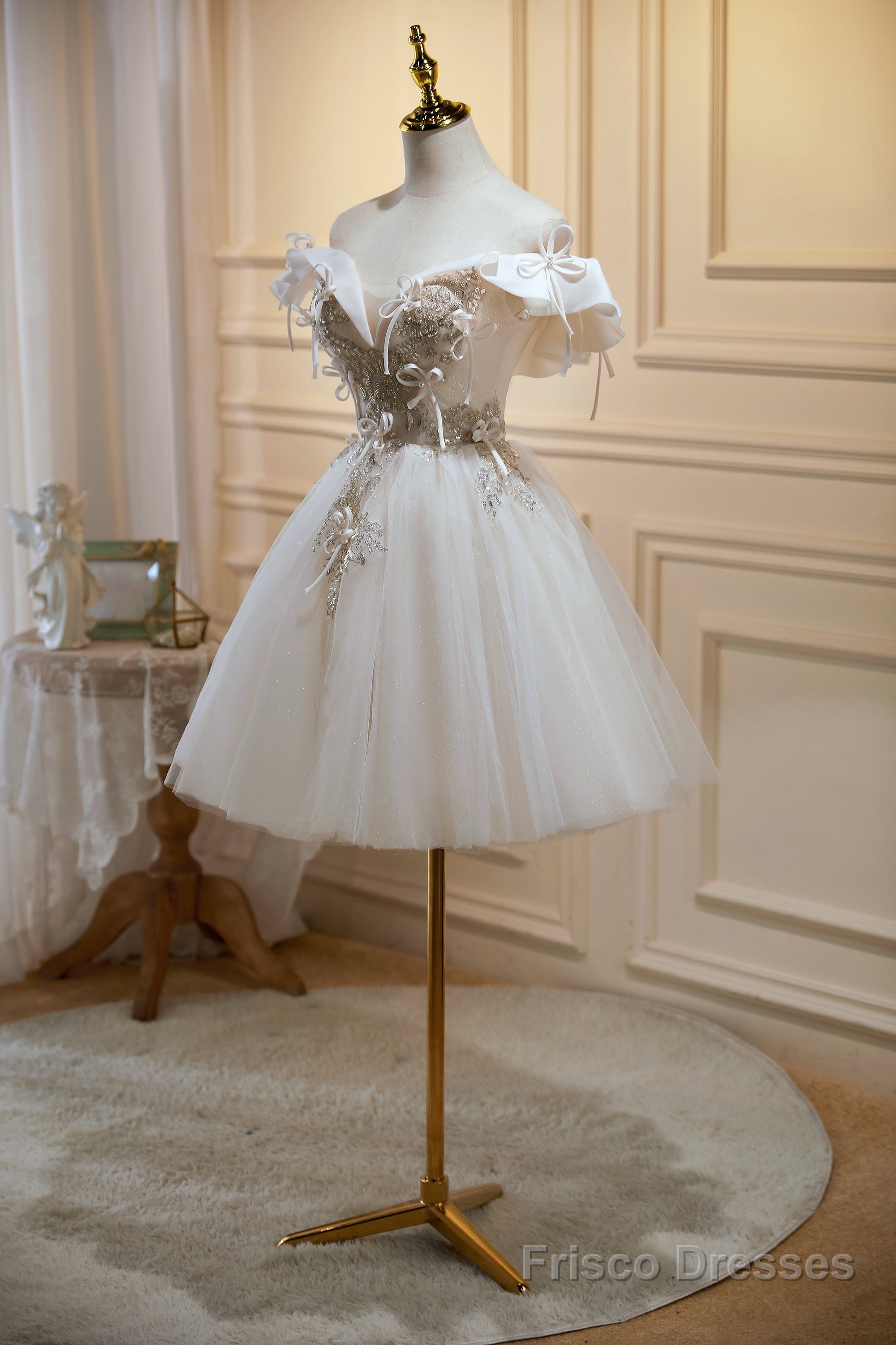 Chic Off The Shoulder V Neck Tulle Short Homecoming Dresses Secondary image