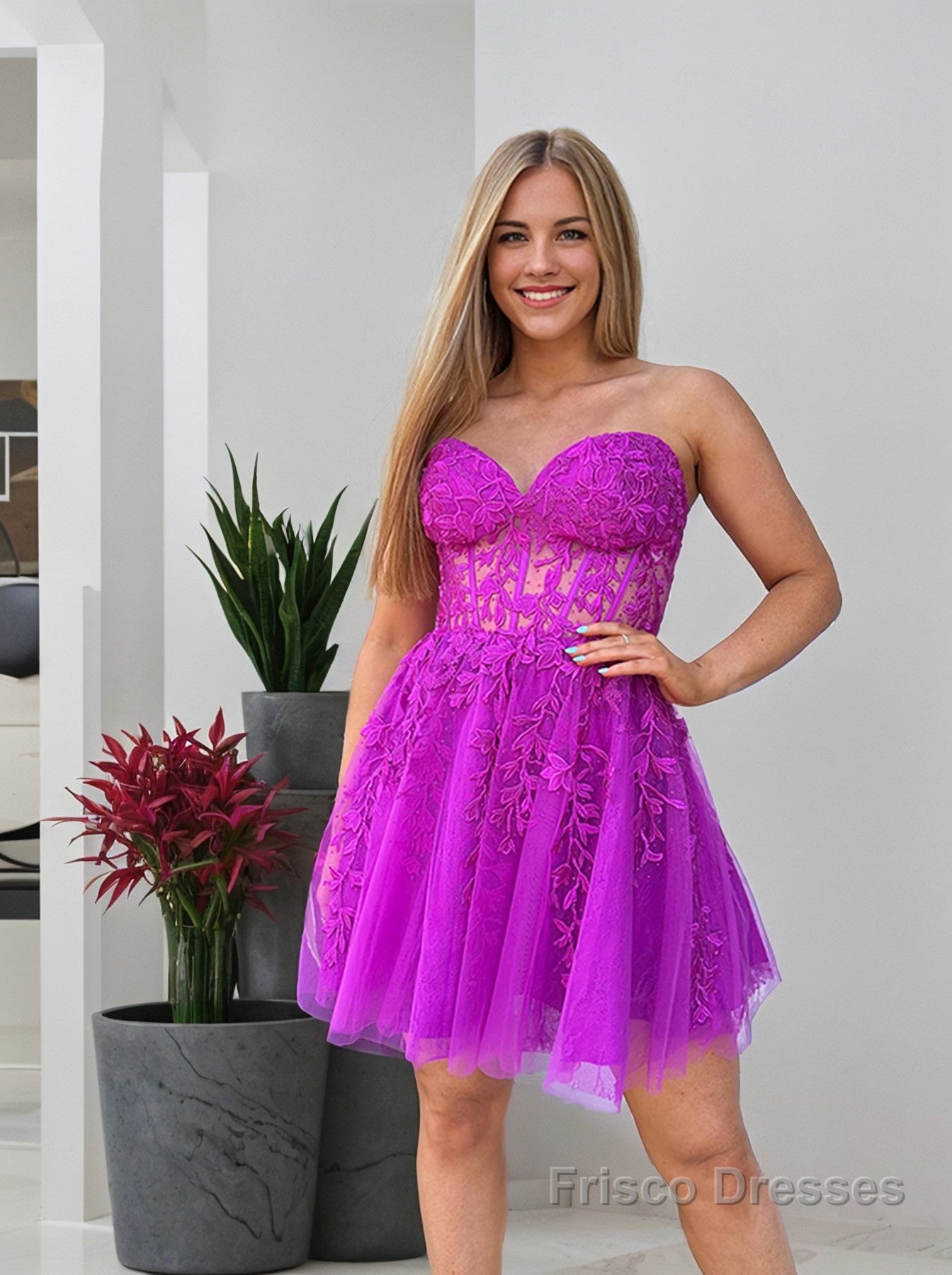 A-line/Princess Strapless Knee-Length Tulle Homecoming Dress with Appliques Lace Secondary image