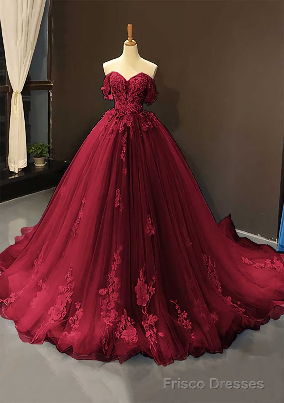Ball Gown Off-the-Shoulder Sweep Train Tulle Prom Dresses With Appliqued