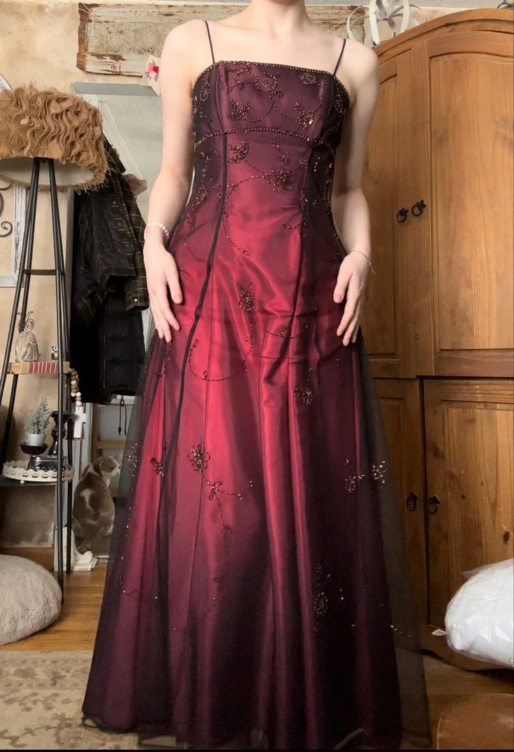 Burgundy Spaghetti Straps Exquisite Beaded Long Tulle Ball Gown Evening Dress Prom Dress