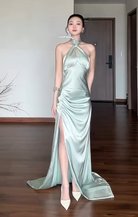 Chic Sheath Green Wedding Guest Dresses Satin Halter Long Evening Dresses