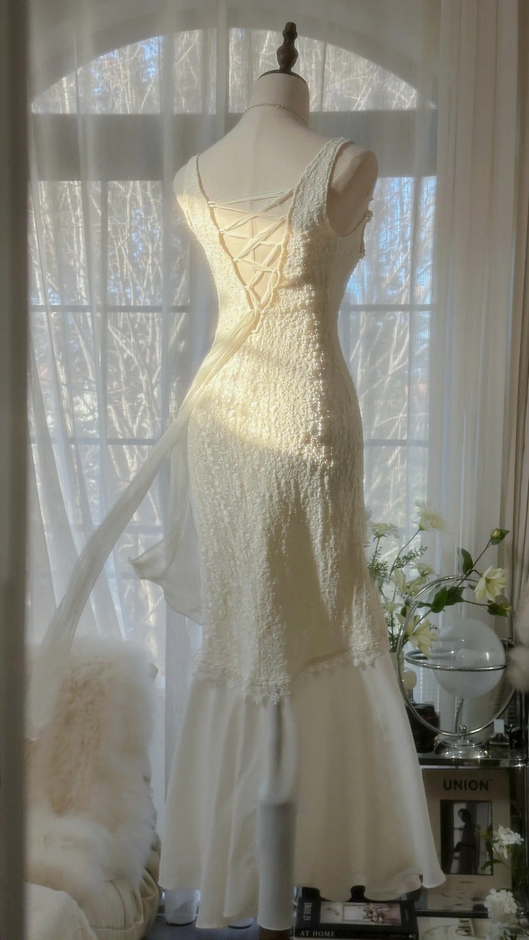Clean And Elegant White V-Neck Lace Beaded Mermaid Long Prom Dress