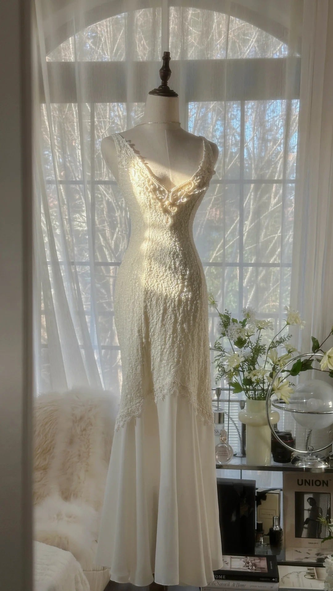 Clean And Elegant White V-Neck Lace Beaded Mermaid Long Prom Dress