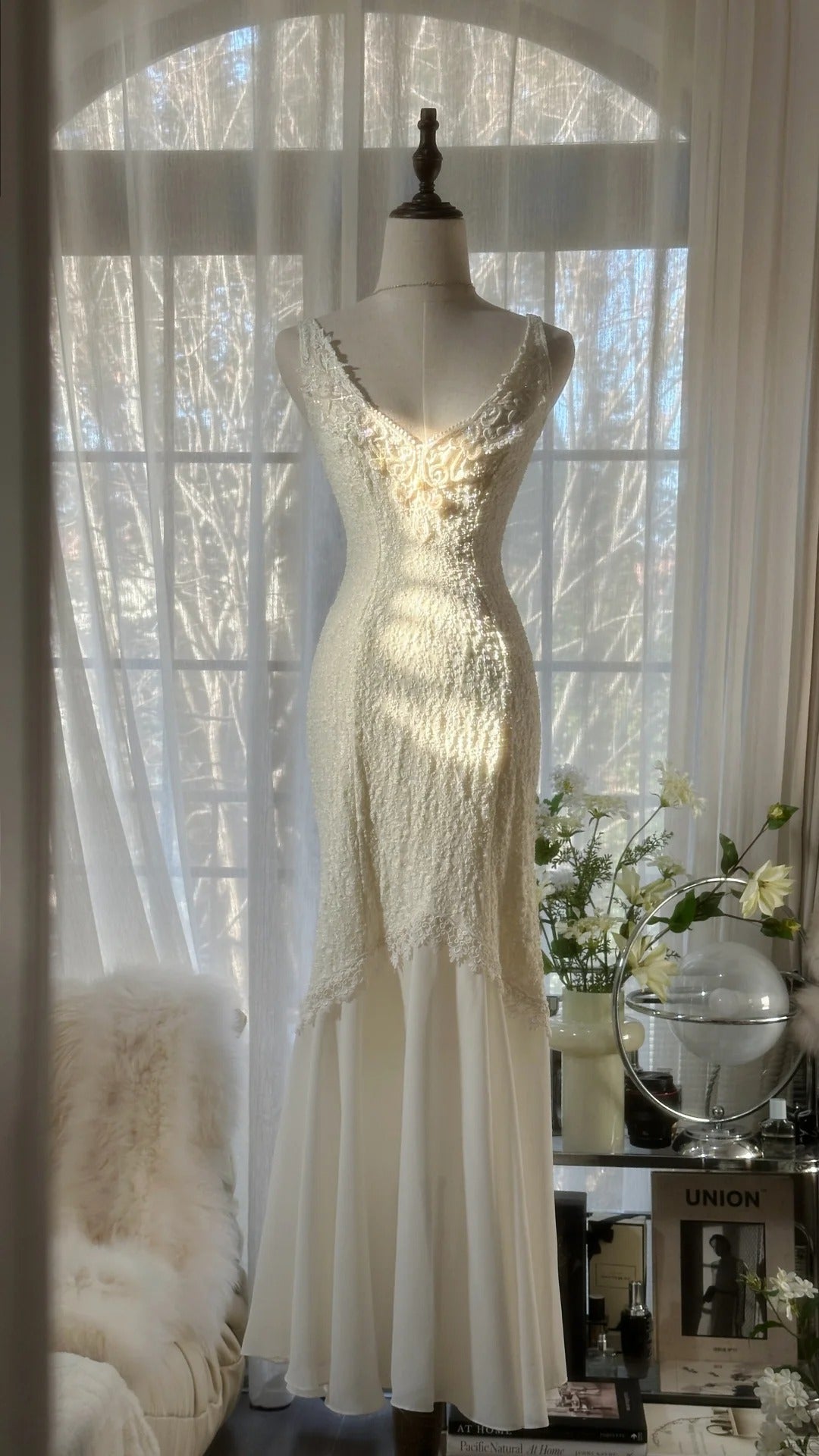 Clean And Elegant White V-Neck Lace Beaded Mermaid Long Prom Dress Main image