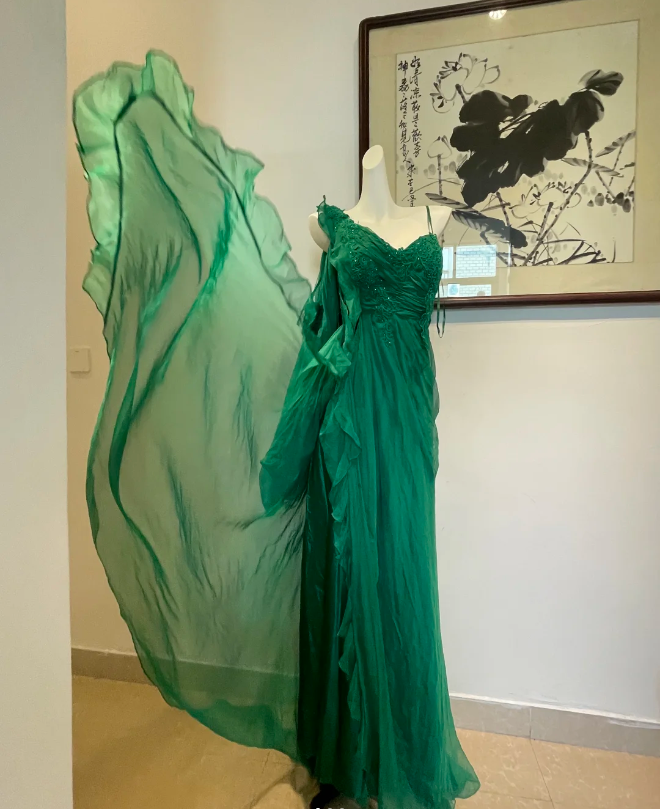 Elegant Green Deep V-Neck Chiffon Long Prom Dress Evening Dress Main image