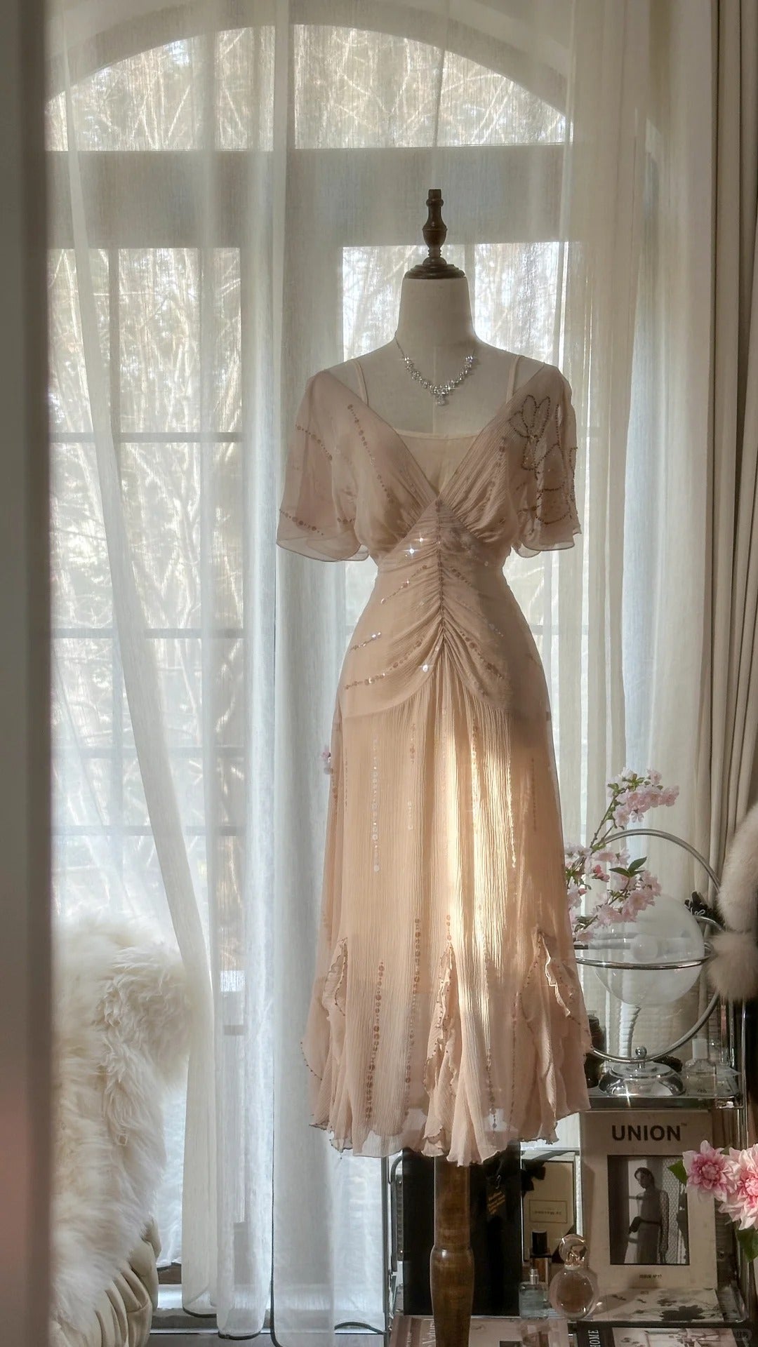 Elegant Pink V-neck Short-sleeved Chiffon Flowing Prom Dress Main image