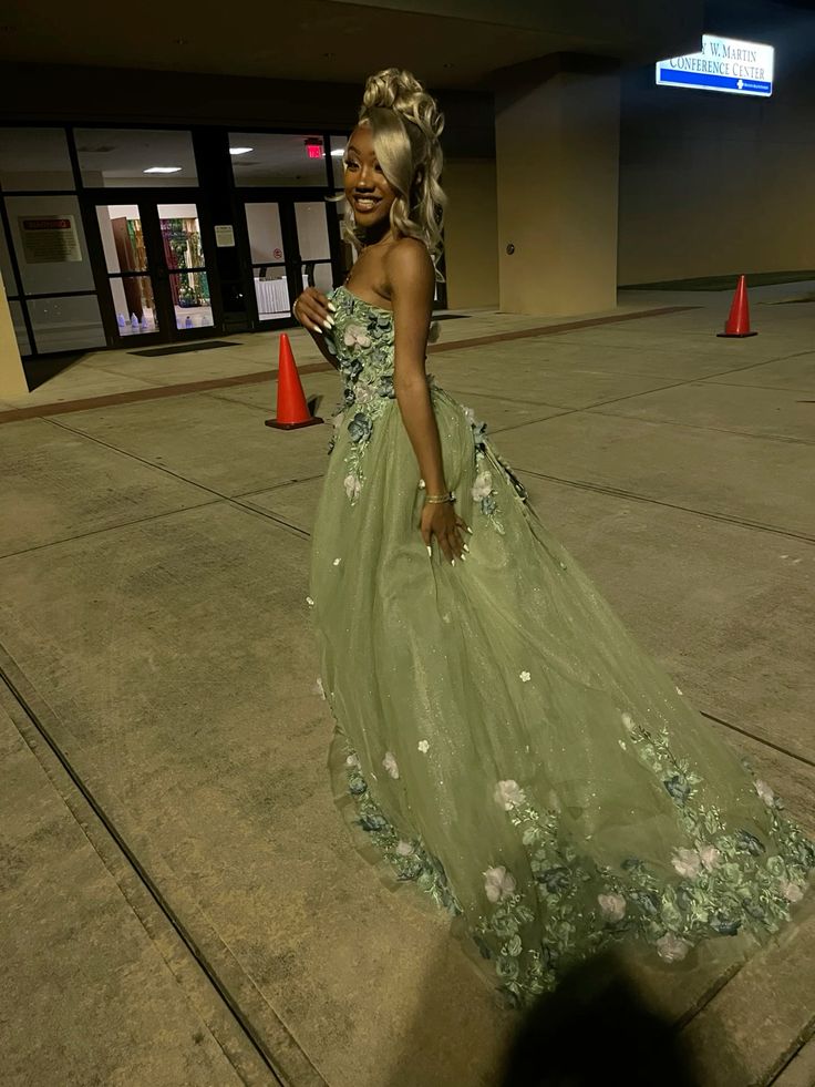 Green Strapless Long Prom Dress With Appliques Secondary image