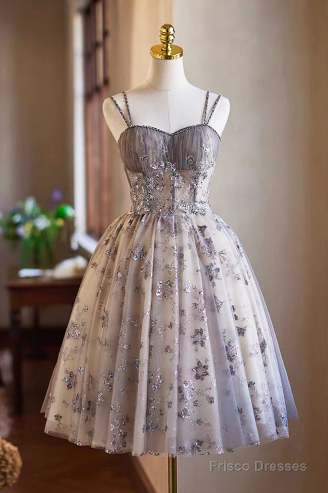 Lovely Spaghetti Strap Tulle Sequins Knee Length Prom Party Dress Main image