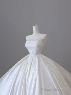 Princess Ball Gown Strapless Sleeveless Pleats White Satin Lace Wedding Dress Bridal Dresses
