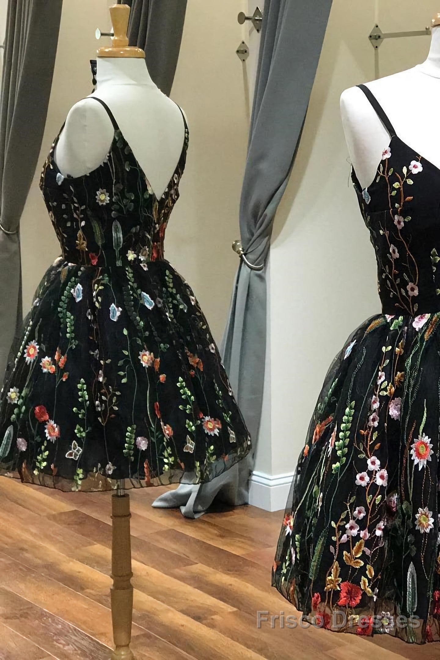 Unique Spaghetti Straps With Appliques Floral Short Prom Dresses Main image