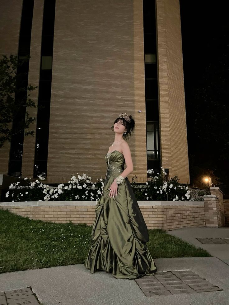 Retro Ball Gown Strapless Green Ruffles Satin Long Party Dress Prom Dresses Main image