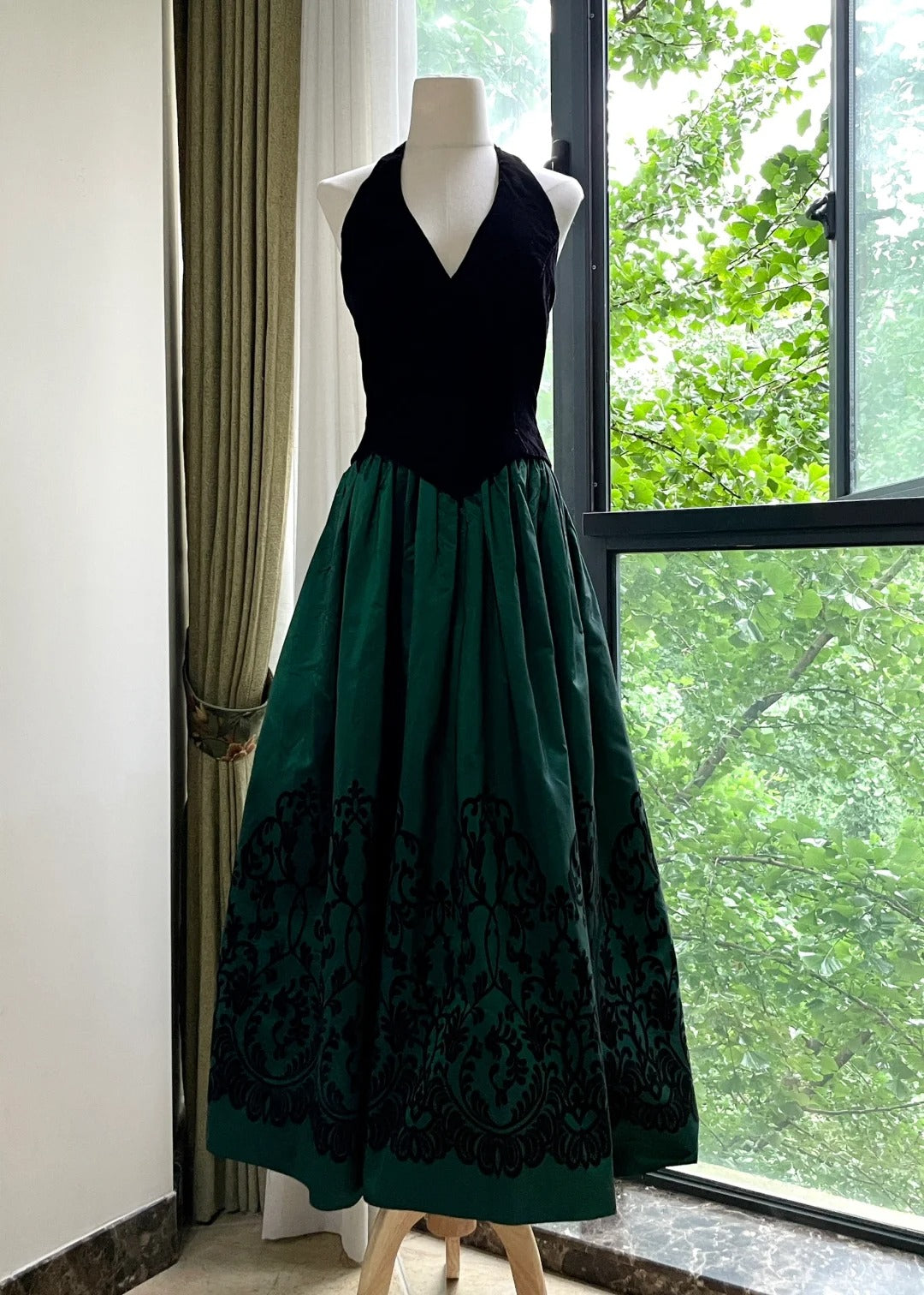 Retro Black And Green A-Line Halter Neck Velvet And Satin Prom Dress Evening Dress Secondary image