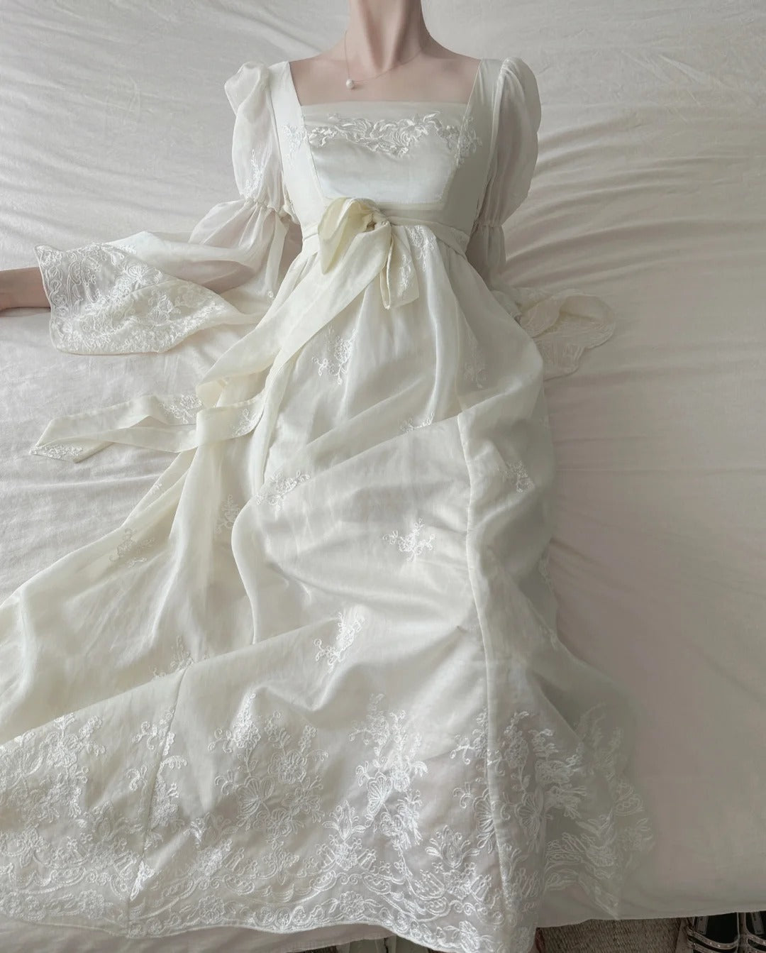 Retro Elegant Ivory A-Line Square Neck Long Sleeve Embroidered Lace Long Prom Dress Evening Dress Secondary image