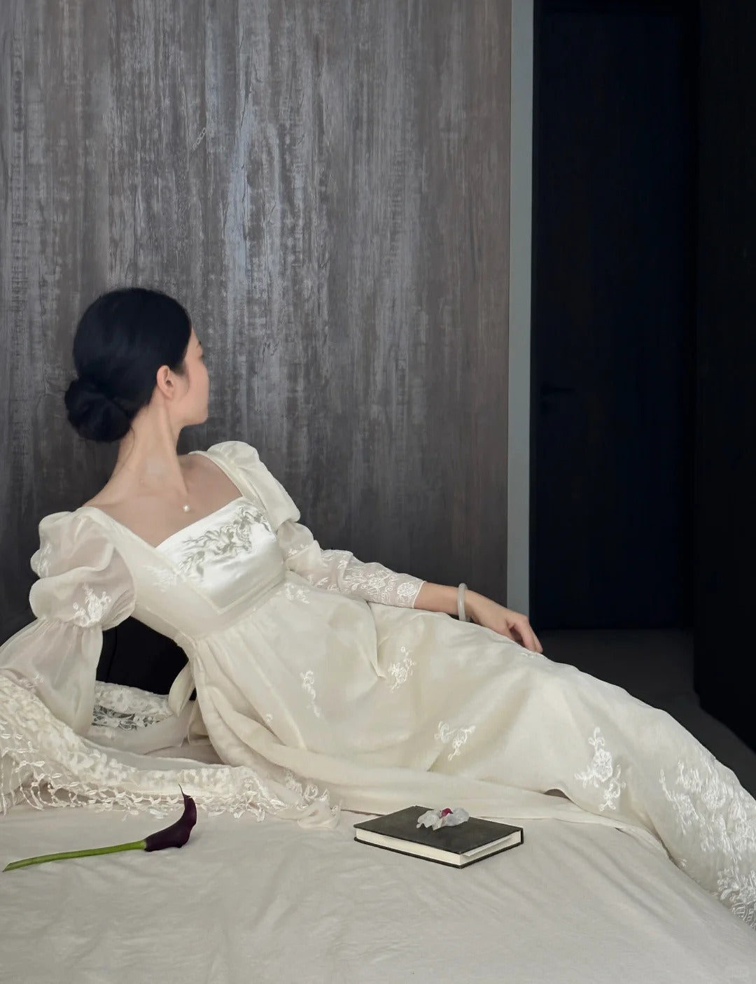 Retro Elegant Ivory A-Line Square Neck Long Sleeve Embroidered Lace Long Prom Dress Evening Dress