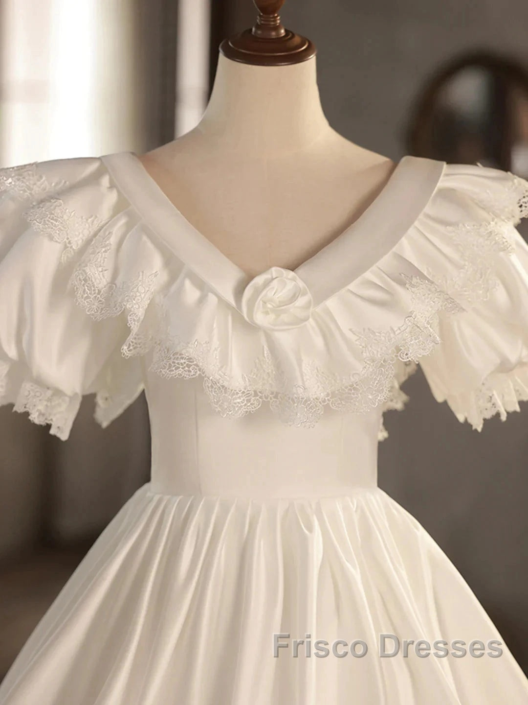 Satin Ball Gown Puffy Sleeves White V-Neck Wedding Dress Secondary image