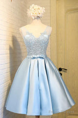 V-Neck Knee-Length Light Blue Satin Homecoming Dress With Appliques