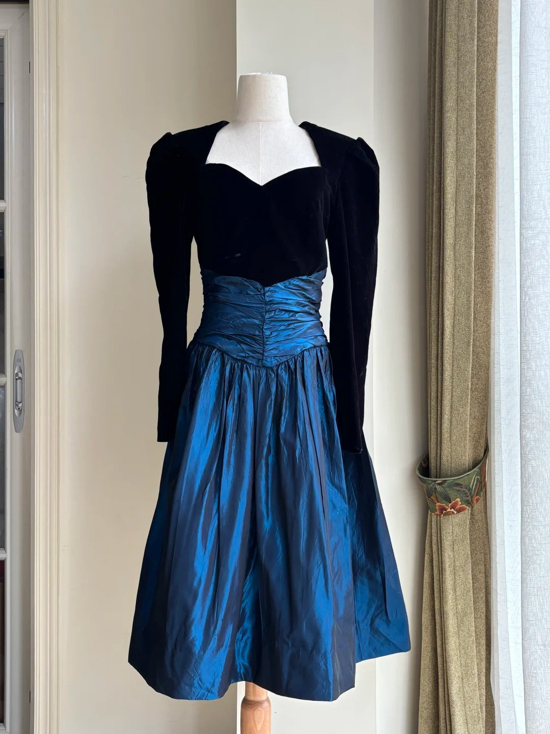 Vintage Black And Blue A-Line Long-Sleeved Velvet And Satin Prom Dress Evening Dress