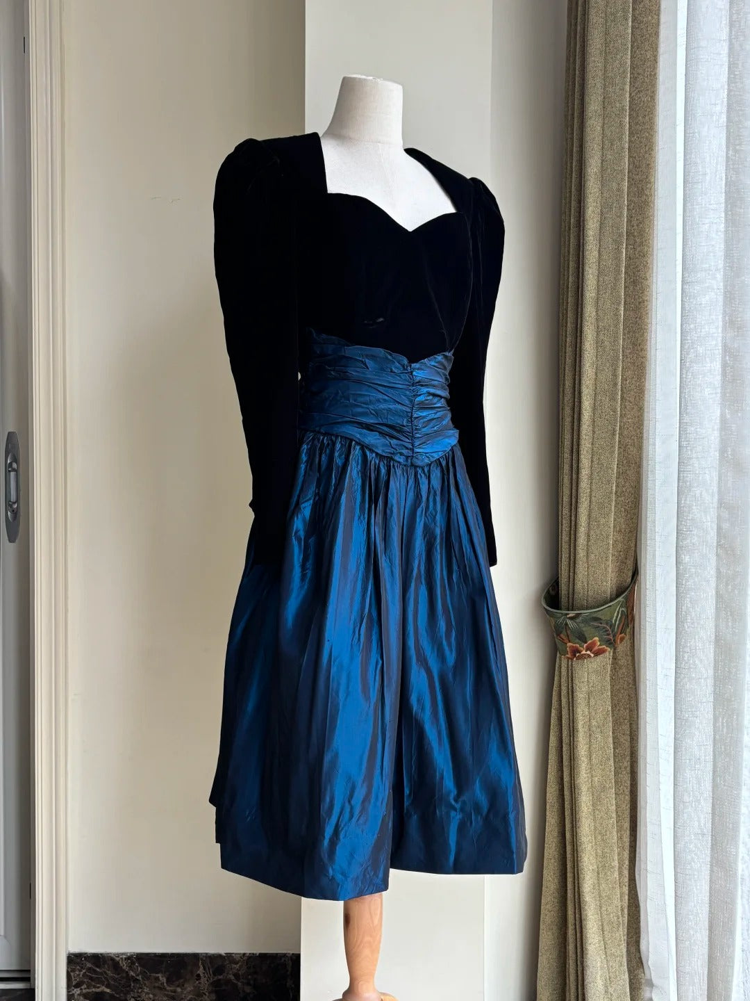Vintage Black And Blue A-Line Long-Sleeved Velvet And Satin Prom Dress Evening Dress