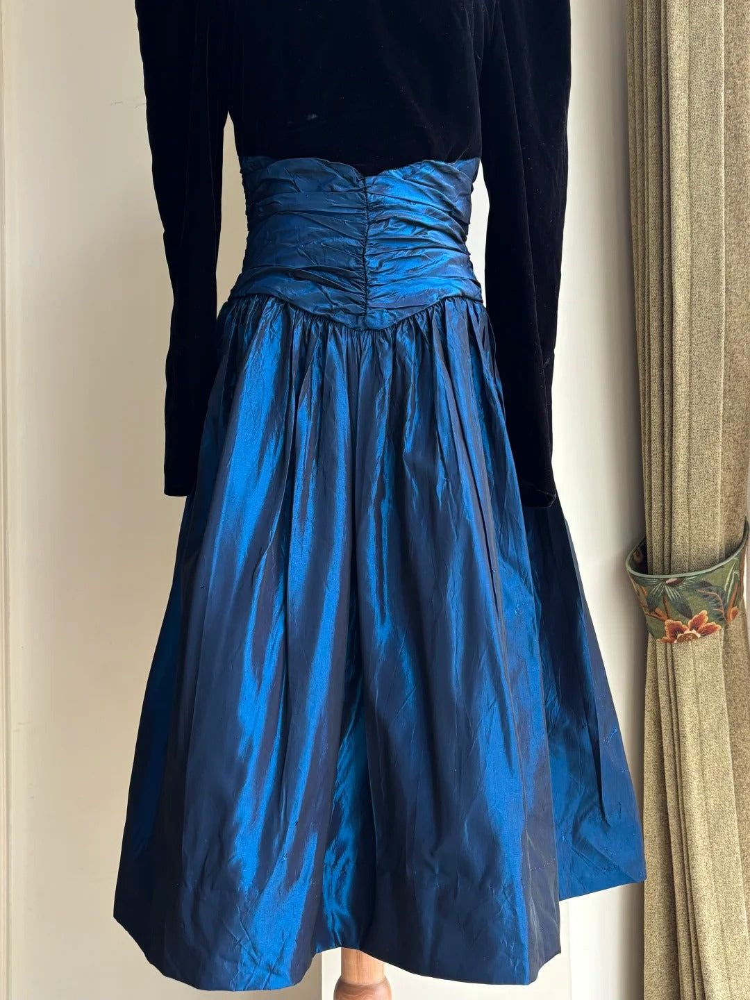 Vintage Black And Blue A-Line Long-Sleeved Velvet And Satin Prom Dress Evening Dress
