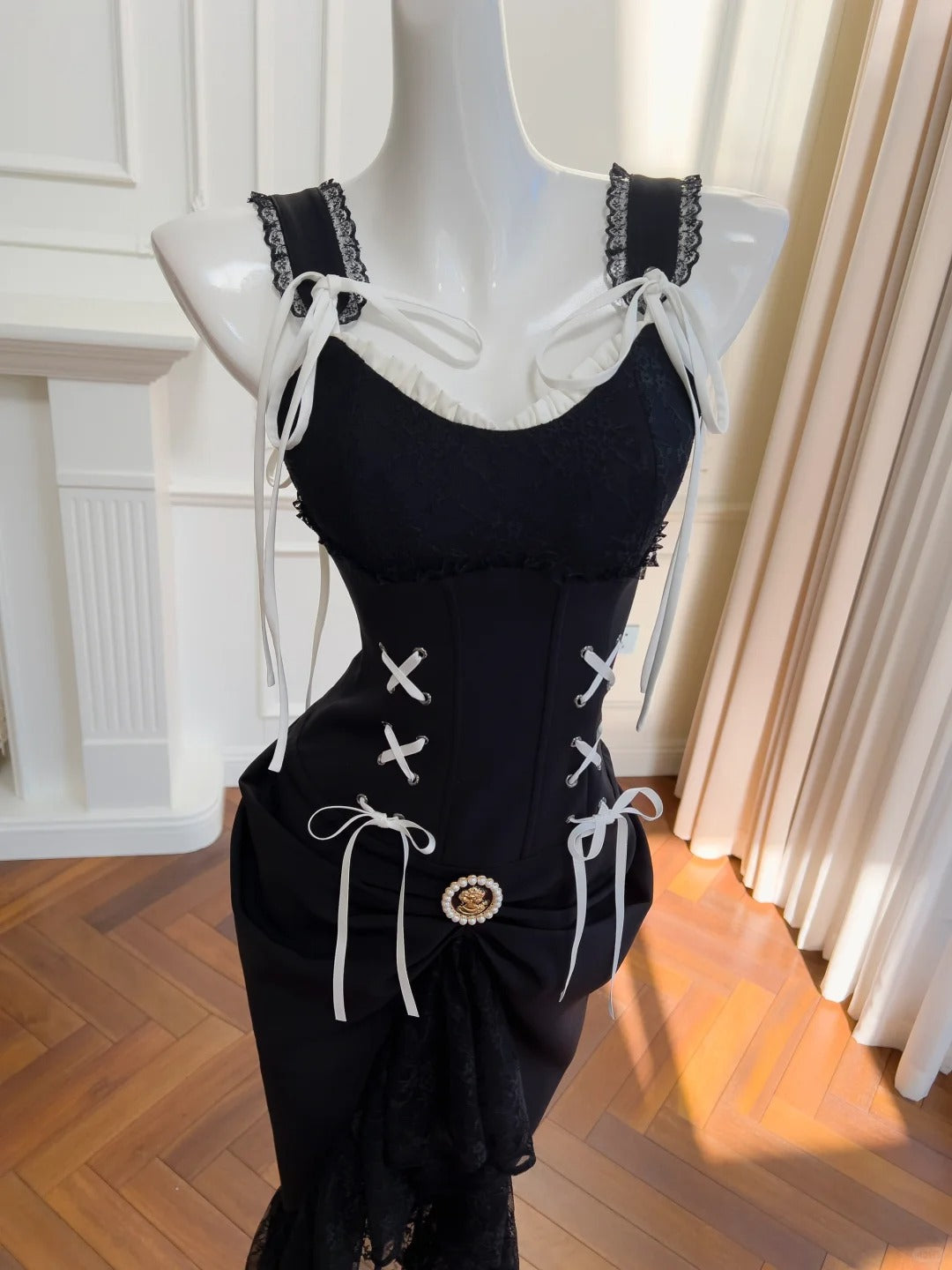 Vintage Black Mermaid Lace And Satin Long Prom Dress Secondary image