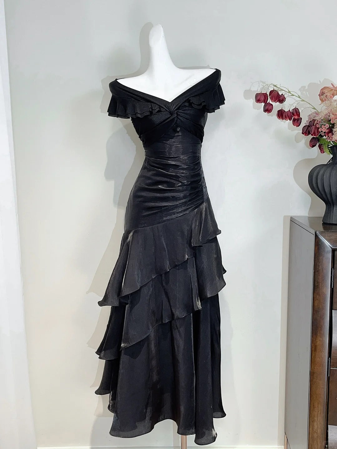 Vintage Black Mermaid One Shoulder Ruffle Satin Prom Dress Evening Dress Secondary image
