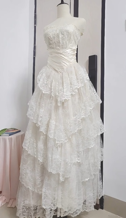 Vintage Bridal Gown Ball Gown Strapless Ivory Lace Wedding Dresses Minimalist Bridal Gowns Secondary image
