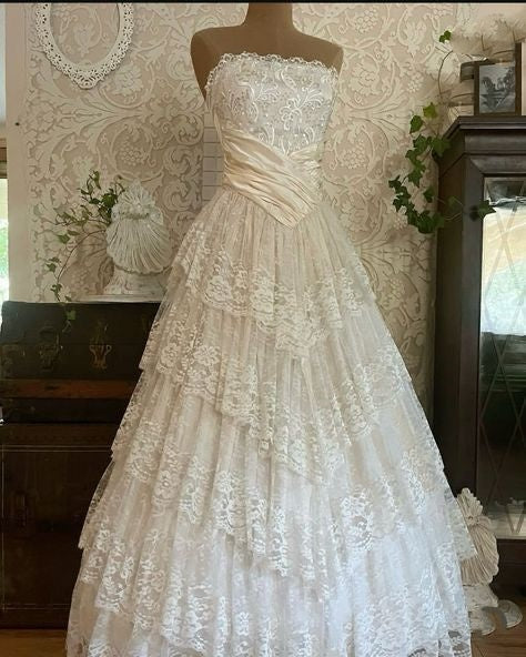 Vintage Bridal Gown Ball Gown Strapless Ivory Lace Wedding Dresses Minimalist Bridal Gowns Main image