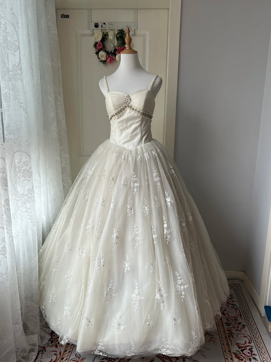Vintage White Halter-Neck Pearl Lace Tulle Ball Gown Evening Dress Main image