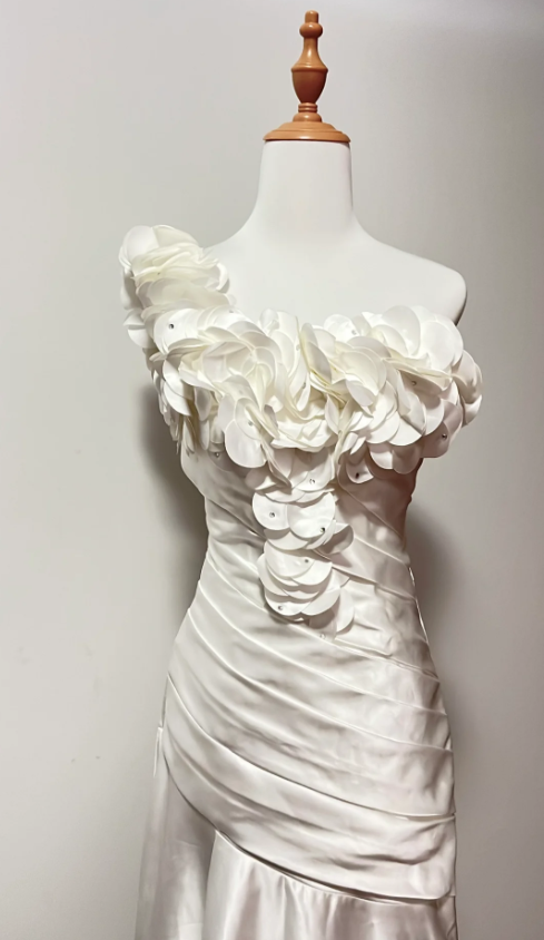 Vintage White Mermaid One-Shoulder Neckline Petal Pleated Satin Long Prom Dress Evening Dress