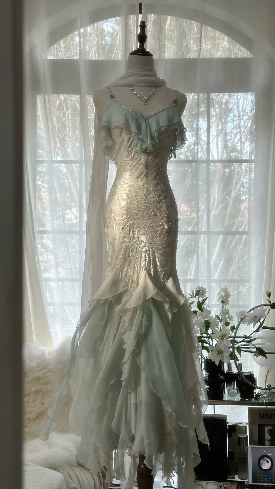 White Mint Green Romantic Fashion Elegant Delicate Beaded Lace Spaghetti Straps Long Tulle Chiffon Ruffle Ball Gown Evening Gown Party Dress