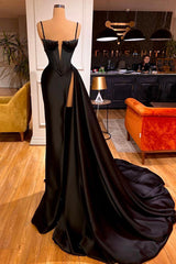 Hermoso vestido de graduación de estribos negros con estribas con hendidura