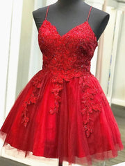 Um pescoço de linha V vestidos de baile de renda vermelha curta traseira, vestidos de largura de renda vermelha curta de renda vermelha